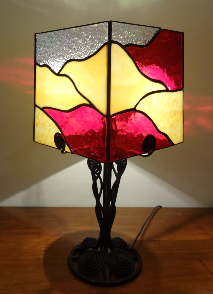 Vitrail Tiffany - Lampe rouge et beige