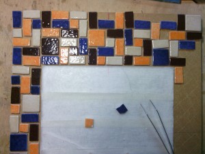 Miroir mosaïque : travail avec des Emaux de Briare Miroir mosaïque : travail avec des Emaux de Briare