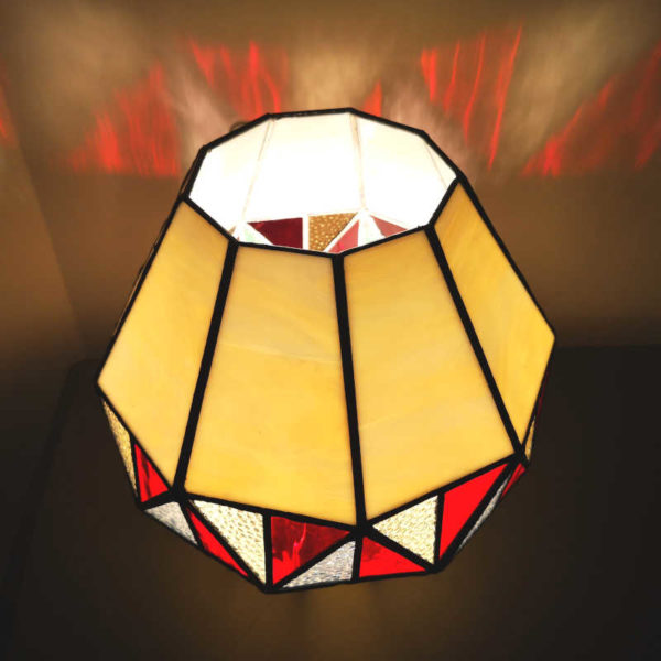 Lampe en vitrail Tiffany de Style montgolfière rouge et Beige - Sud Vitrail Mosaïque