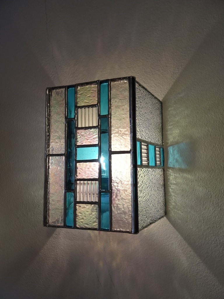 Applique contemporaine bleue en vitrail "Tiffany" - Sud Vitrail Mosaïque