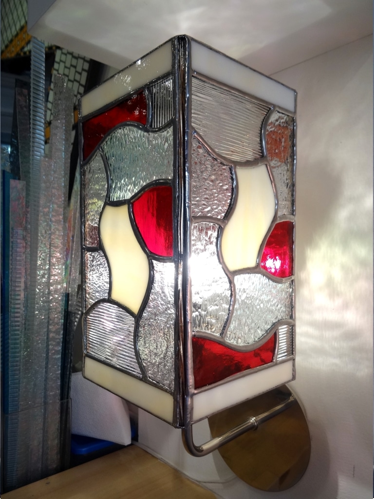 Applique contemporaine rouge en vitrail "Tiffany" - Sud Vitrail Mosaïque