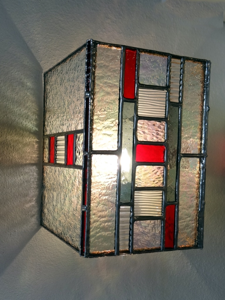 Applique contemporaine rouge en vitrail "Tiffany" - Sud Vitrail Mosaïque