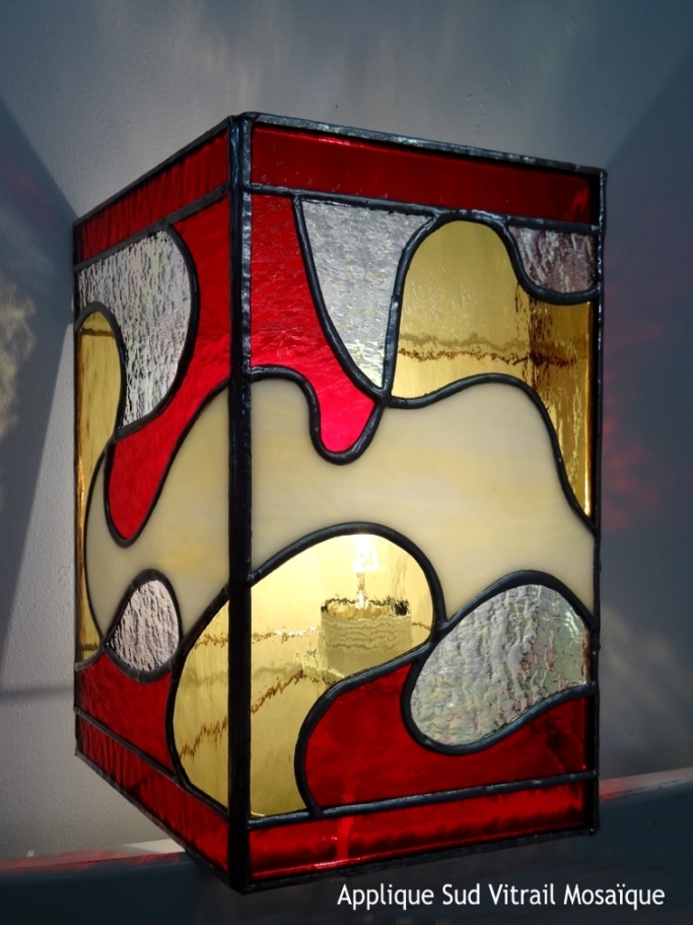 Applique contemporaine rouge/jaune en vitrail "Tiffany" - Sud Vitrail Mosaïque