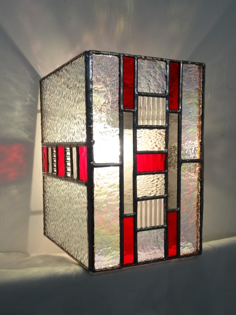 Applique contemporaine rouge en vitrail "Tiffany" - Sud Vitrail Mosaïque
