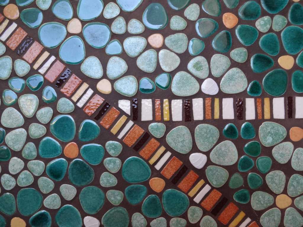 Détail mosaique "fleurs" d'un plateau de console - Sud Vitrail Mosaiqu