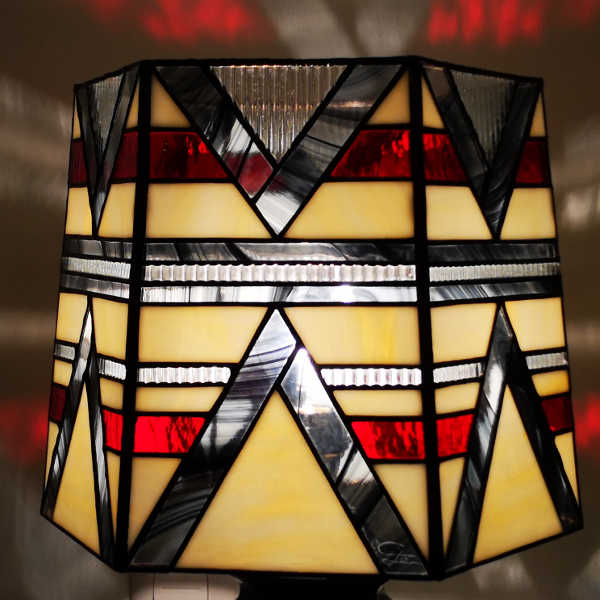 Lampe-Art Deco-Vitrail tiffany-abat jour-rouge-noir-beige-sudvitrailmosaique