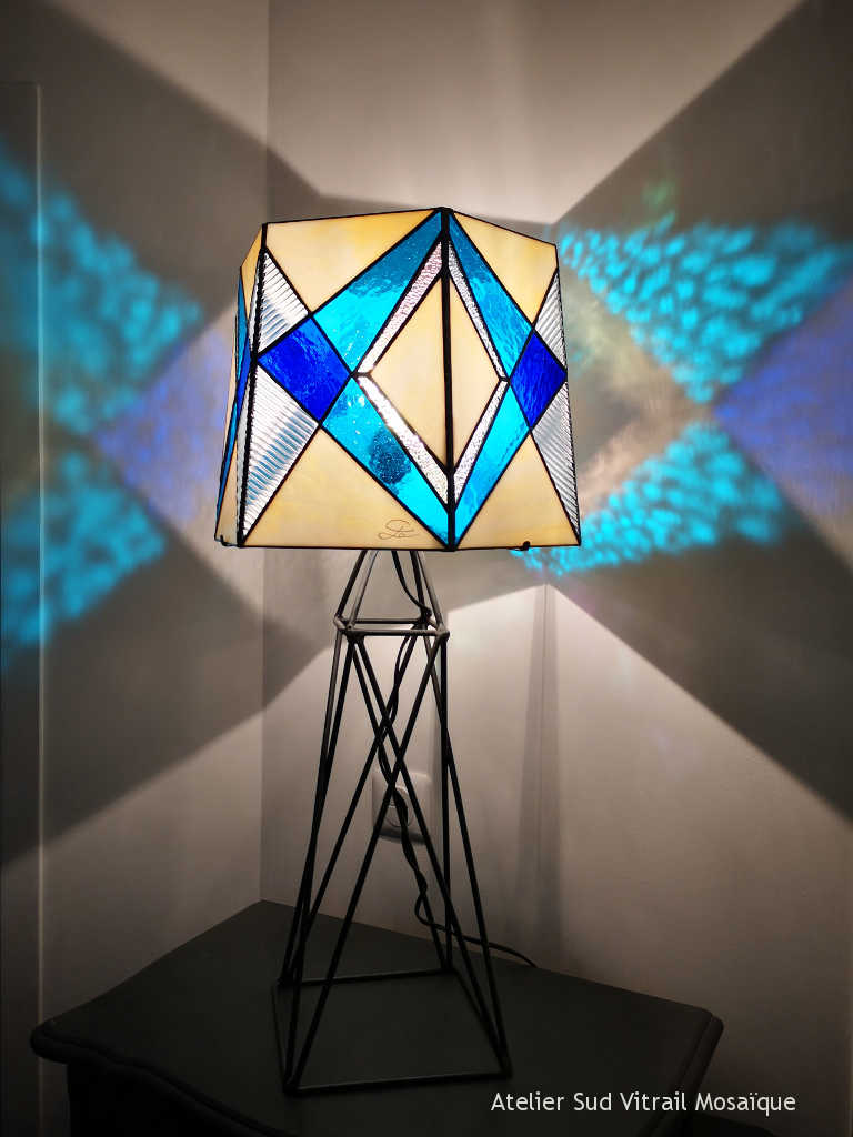 Luminaire Tour Eiffel en vitrail tiffany - Lampe bleue de Sud Vitrail Mosaique