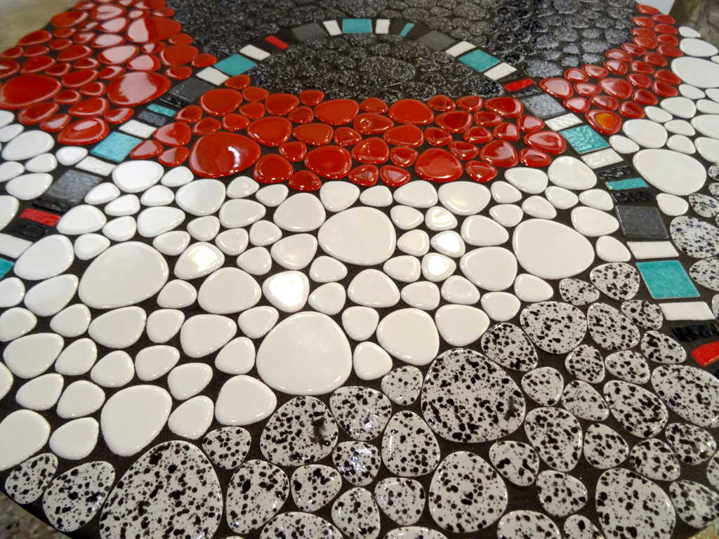 Table bistrot - Détail plateau mosaique en galets émaillés - Sud Vitrail Mosaique