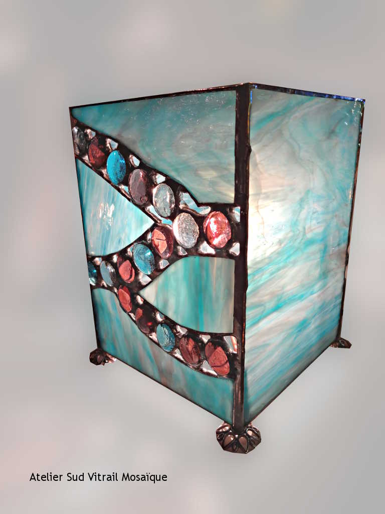 Luminaire en vitrail tiffany avec billes de verre bleues et parmes - Sud Vitrail Mosaique