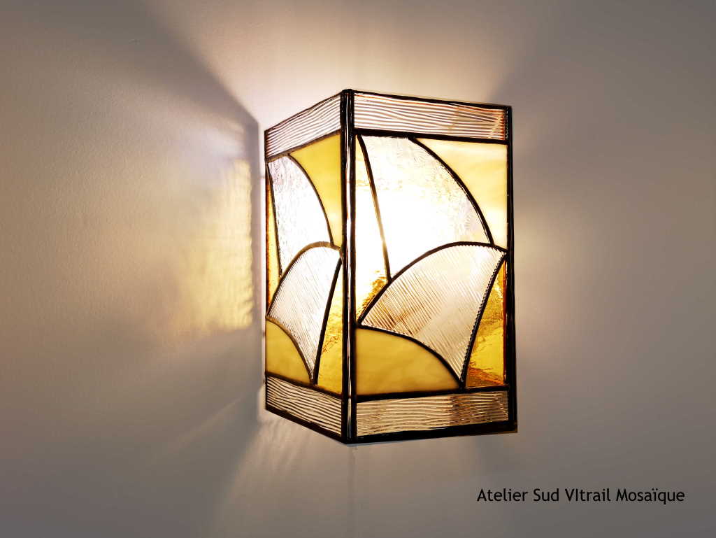Applique en Vitrail Tiffany beige et ambre - Sud Vitrail Mosaïque