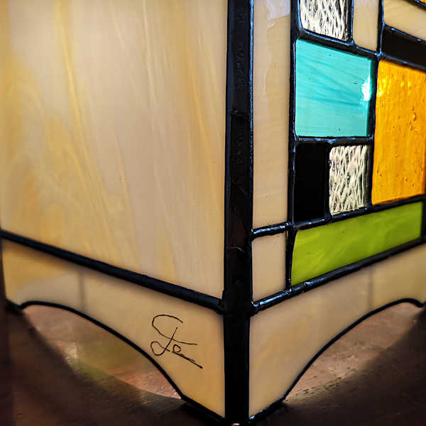 Lampe Vitrail Tiffany multicolore allumée - Signature - Sud Vitrail Mosaique