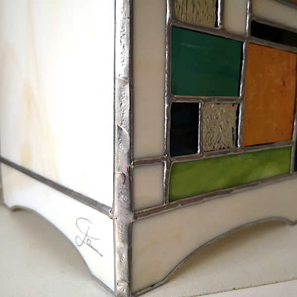 Lampe Vitrail Tiffany multicolore éteinte - Signature - Sud Vitrail Mosaique