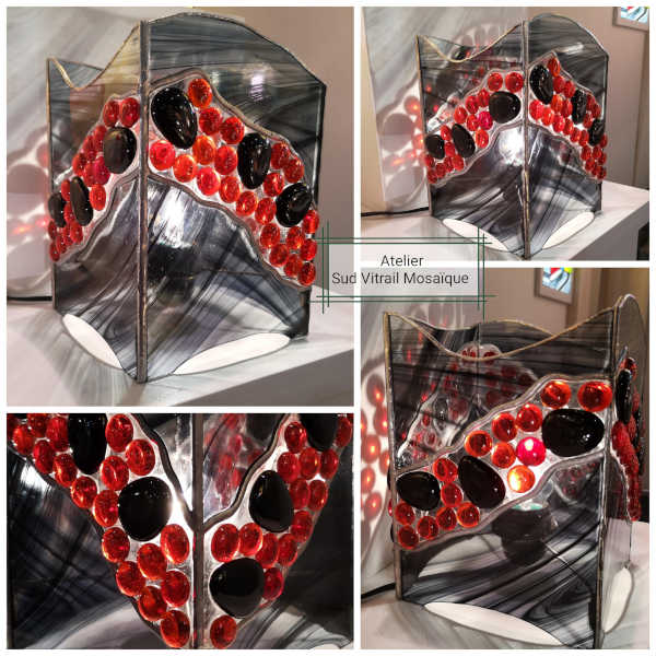 Lampe en Vitrail Tiffany - Verre Rouge passion et verre Noir Baroque