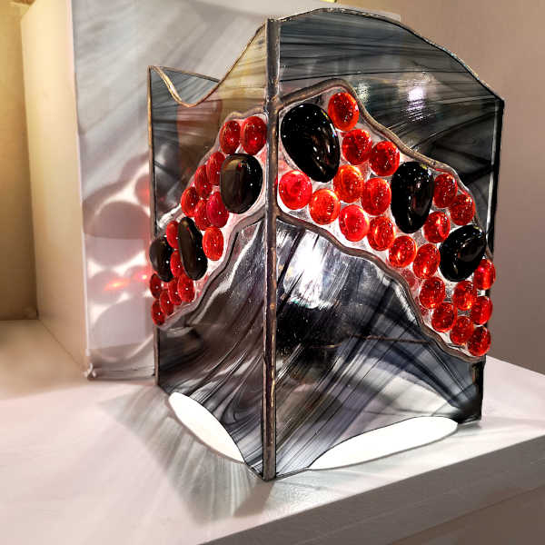Lampe Vitrail Tiffany-Rouge-Noir-Sudvitrailmosaique