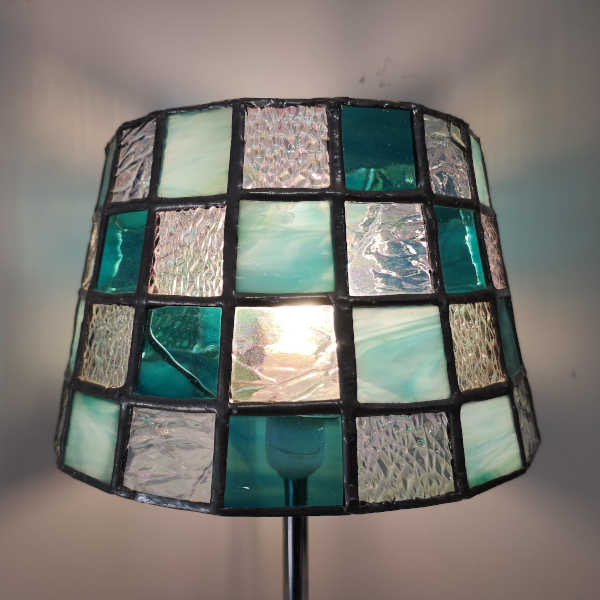 Détail - Lampe ronde Vitrail Tiffany - Vert Jade - Sud vitrail Mosaique