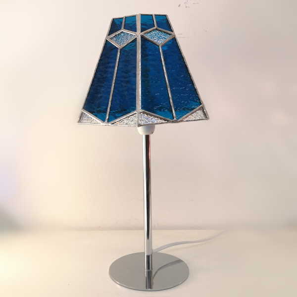 Lampe sur pied en Vitrail bleu - Eteinte - Sud Vitrail Mosaique