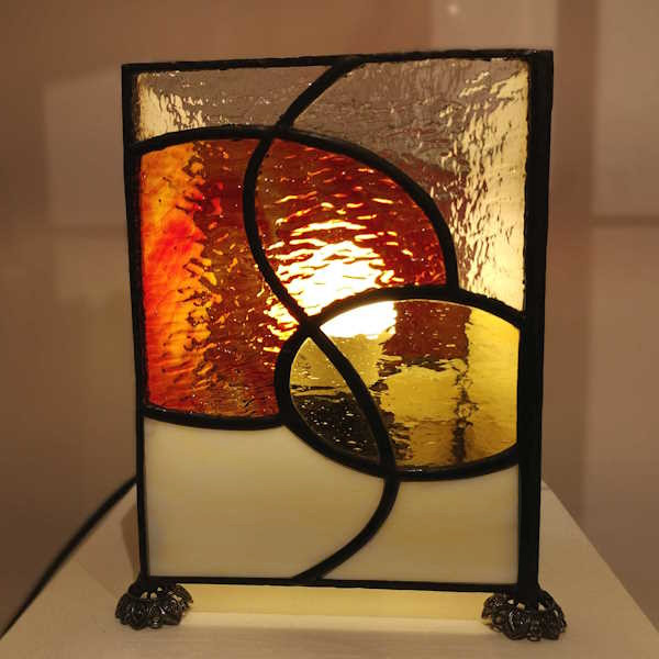 Lampe contemporaine en Vitrail Tiffany – Verre : Rouge-Beige-Jaune-Transparent